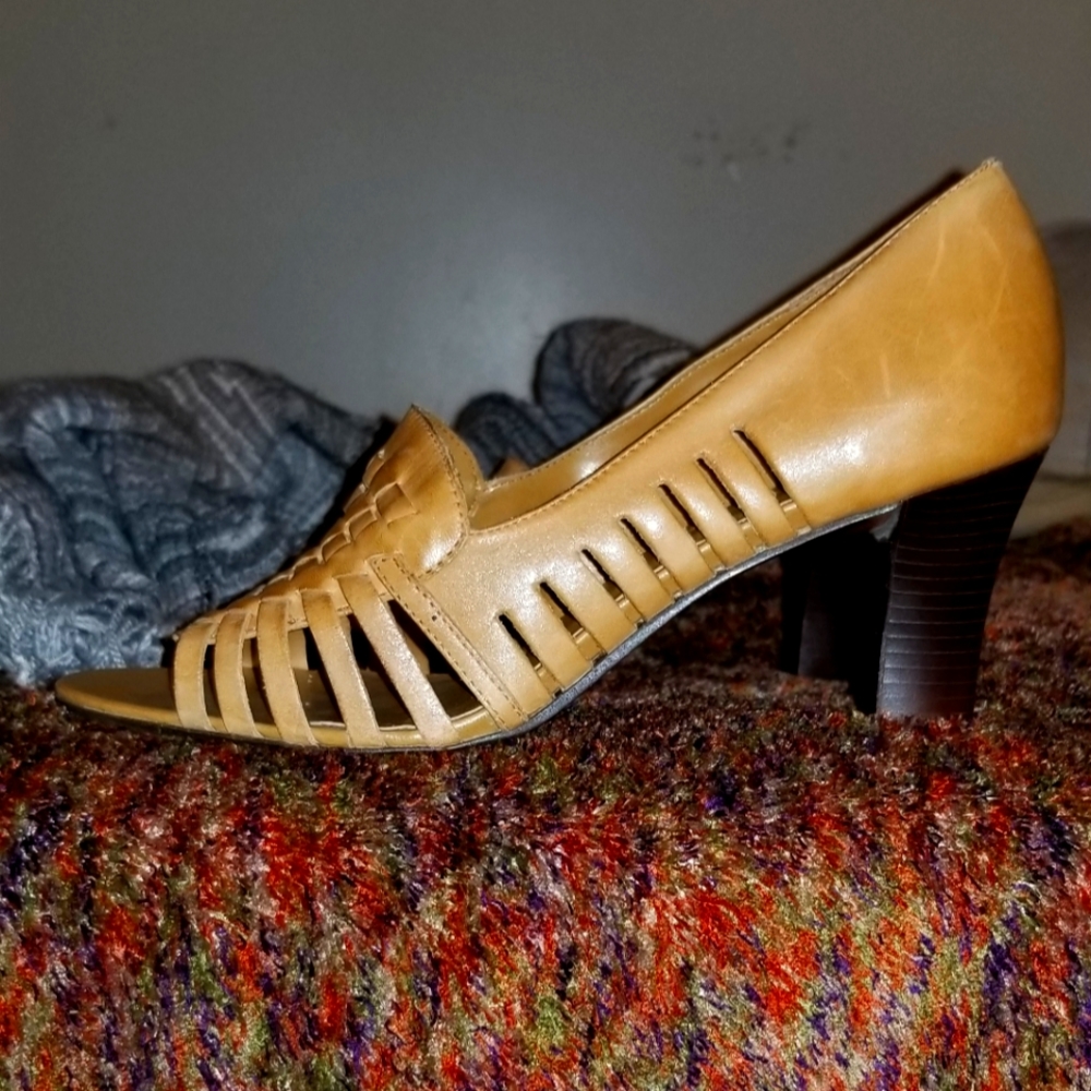 Tan Leather Latice weaved Pumps